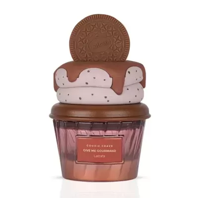 frasco de perfume com tampa em forma de cupcake com cobertura de chocolate e bolacha