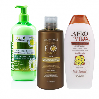 Três frascos de hidratantes para cabelos encaracolados de diferentes marcas e cores.