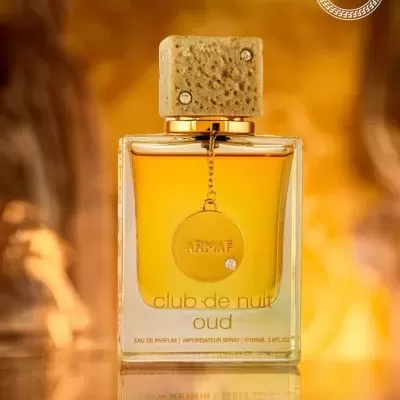 frasco de perfume ARMAF Club de Nuit Oud em vidro com líquido âmbar e tampa bege