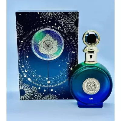 Frasco de perfume azul com tampa prateada ao lado de caixa decorada azul escura com padrão celestial