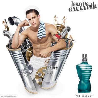 Promocional perfume Jean Paul Gaultier Le Male com frasco em forma de torso masculino azul esverdeado