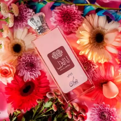 Frasco de perfume rosa com flores coloridas ao redor