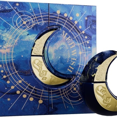 Frasco de perfume em forma de lua crescente azul e dourado com caixa azul cósmica
