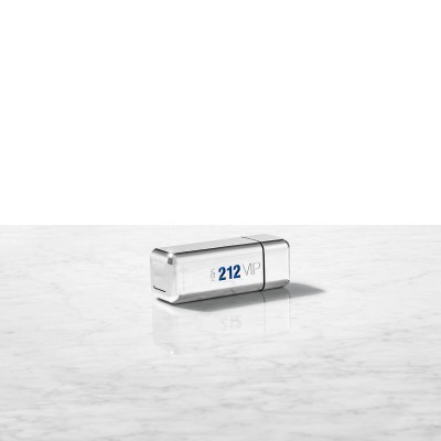 frasco metálico prateado de perfume 212 VIP sobre mármore branco