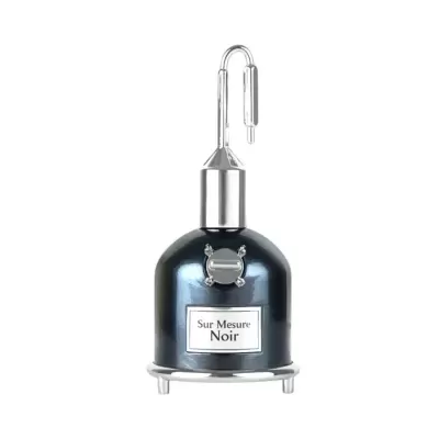 Frasco de perfume metálico preto com etiqueta Sur Mesure Noir