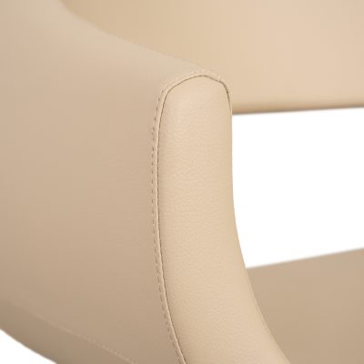 Detalhe da lateral de sofá em couro sintético bege com costuras