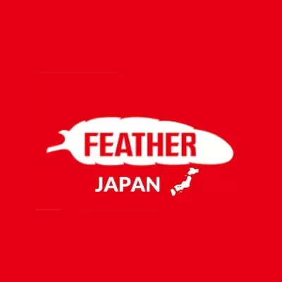 Logotipo com pena branca e texto FEATHER JAPAN sobre fundo vermelho