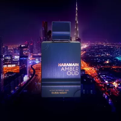 Frasco de perfume azul metálico HARAMAIN AMBER OUD com fundo urbano noturno