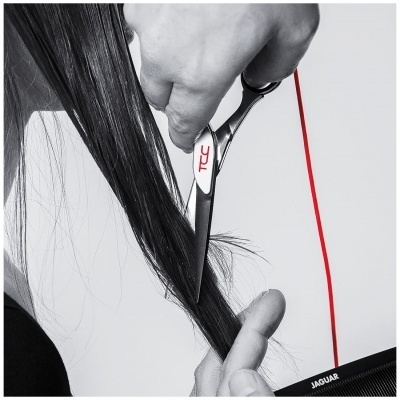 Pessoa cortando cabelo com tesoura TCY e escova JAGUAR