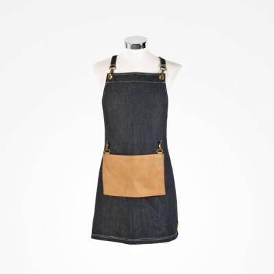 Avental preto de ganga com bolso castanho claro e alças com presilhas metálicas