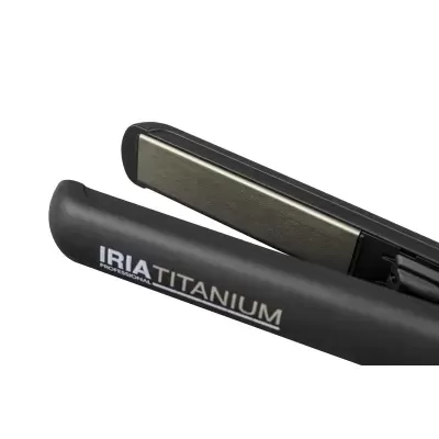 Prancha de alisar cabelo preta com superfície em titânio e texto IRIA PROFESSIONAL TITANIUM