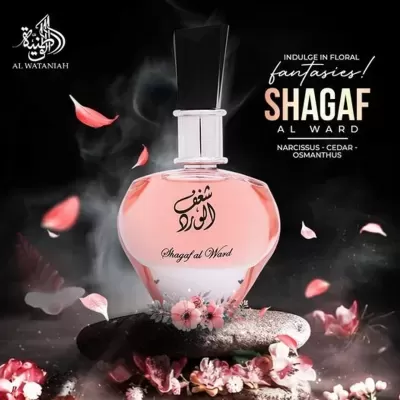 Frasco de perfume rosado com tampa preta e flores ao redor
