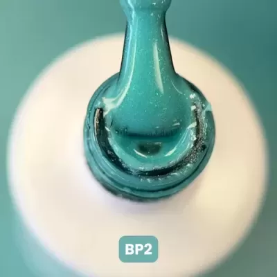 Pincel aplicador de verniz azul esverdeado em frasco branco com etiqueta BP2