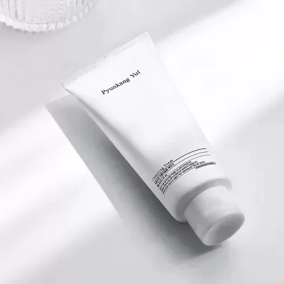 Embalagem branca de tubo de Cleansing Foam da Pyunkang Yul sobre superfície branca