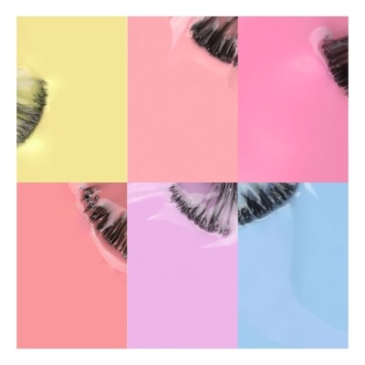 Conjunto de embalagens com cílios postiços em fundos de cores variadas