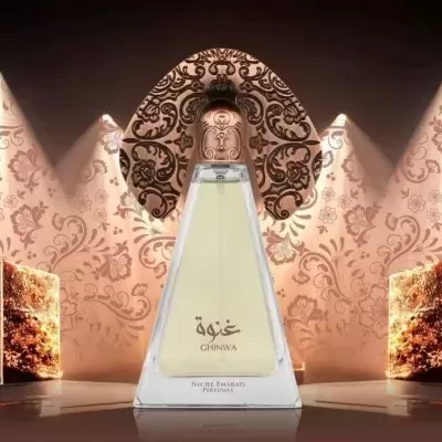 Frasco de perfume Ghawa Ajmal em fundo decorativo rosa iluminado