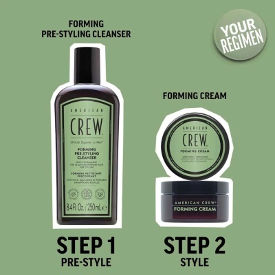 Produtos American Crew Forming Pre-Styling Cleanser e Forming Cream para cabelo em fundo verde.