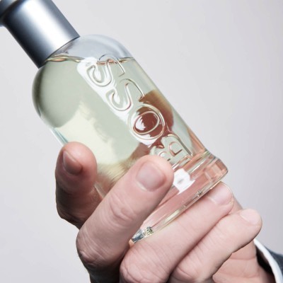 Frasco de perfume BOSS com líquido amarelo e tampa prateada