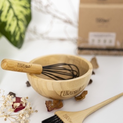 Conjunto de utensílios de cozinha de madeira clara e silicone preto com marcas EURUsil