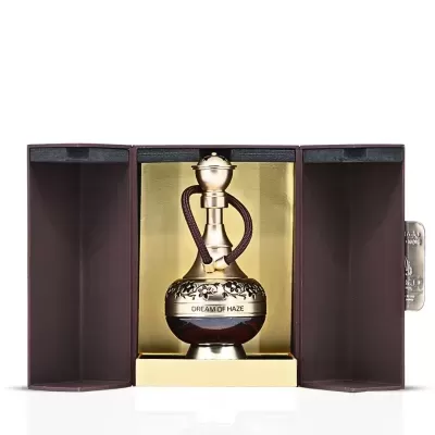 Frasco de perfume dourado com alça em caixa aberta