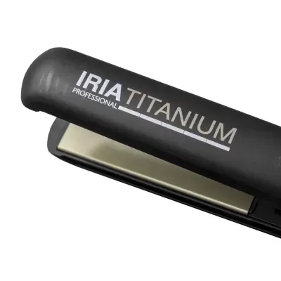 Prancha de cabelo preta com placa metálica e texto IRIA PROFESSIONAL TITANIUM