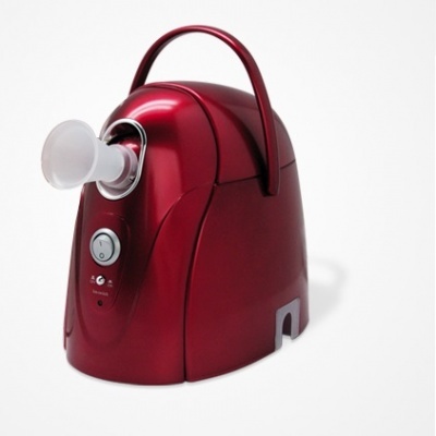 Máquina vaporizadora de roupa vermelha com alça e bocal branco