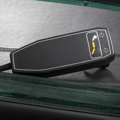 Comando retangular preto com símbolos brancos e amarelos em fundo cinzento