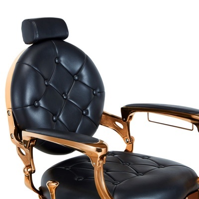 Cadeira de barbearia preta com estrutura dourada e estofos acolchoados