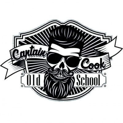 Desenho em preto e branco de crânio com cabelo e barba, com óculos, e texto Captain Cook Old School