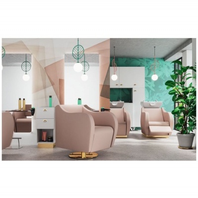 Sala de cabeleireiro com cadeiras rosa claro e decoração verde tropical.