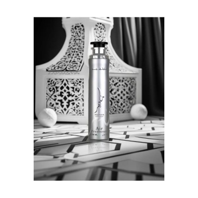 Frasco prateado de spray para ambientador com texto e fundo decorativo branco com padrão recortado