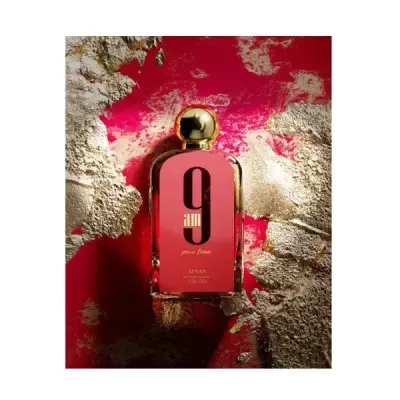 Frasco de perfume vermelho com tampa dourada em fundo texturizado vermelho e bege