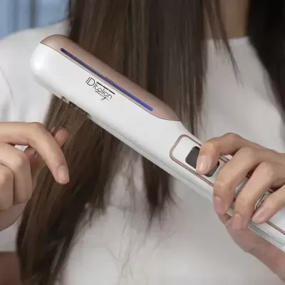 Alisador de cabelo branco e dourado rosado com visor digital em uso