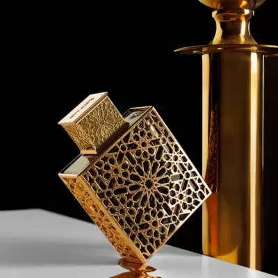 Frasco de perfume dourado com padrão geométrico detalhado