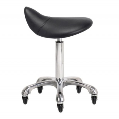 Banco giratório com assento em forma de sela e base cromada com rodas