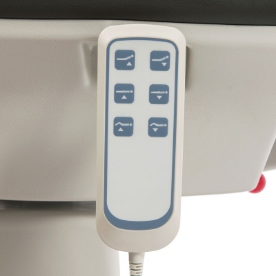 Comando branco com botões azuis para controlar uma cama hospitalar