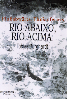 Rio Abaixo, Rio Acima Capa de livro com texto em alemão e português e imagem abstrata de água e um peixe preto.