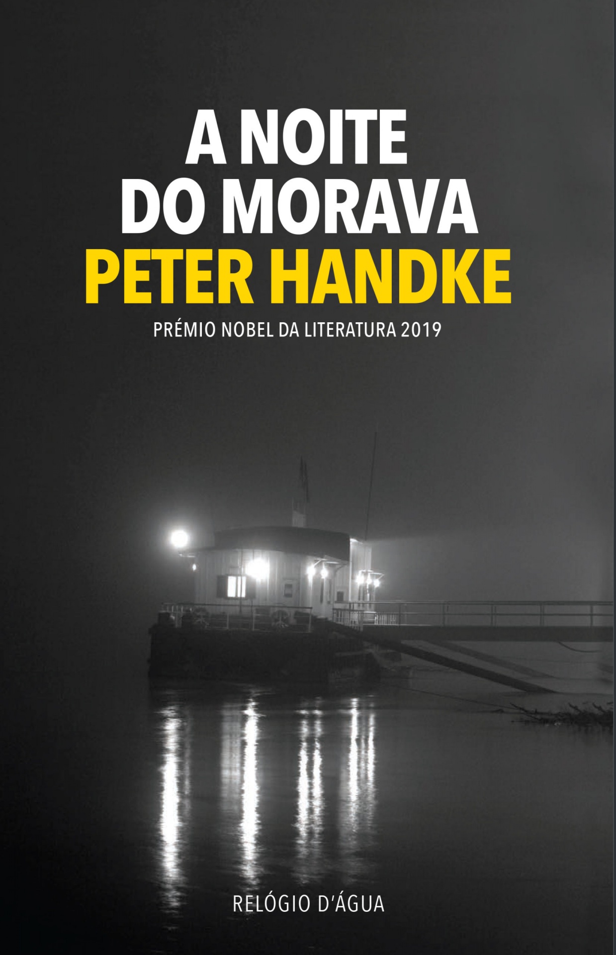 A Noite do Morava Capa de livro com título A NOITE DO MORAVA e autor PETER HANDKE em letras amarelas e brancas, mostrando um barco iluminado num cenário escuro e nevoento.