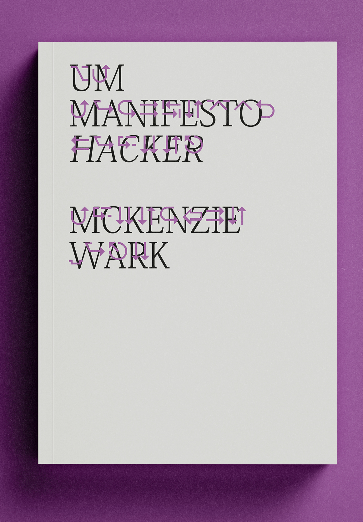 UM MANIFESTO HACKER Livro branco com texto preto e lilás, título 'UM MANIFESTO HACKER MCKENZIE WARK' sobre fundo roxo