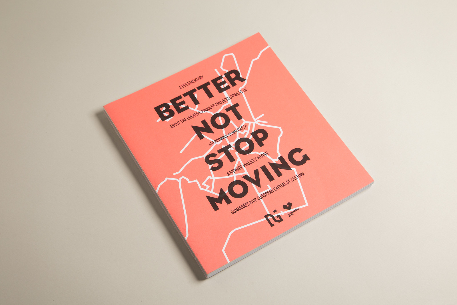 Descobrir Guimarães / Better Not Stop Moving Livro com capa cor de salmão e texto preto BETTER NOT STOP MOVING