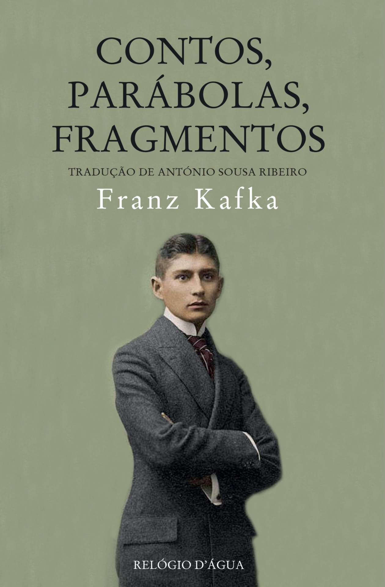 CONTOS, PARÁBOLAS, FRAGMENTOS Capa de livro Contos, Parábolas, Fragmentos de Franz Kafka com imagem de homem de terno cinza.