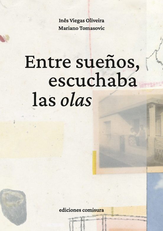 ENTRE SUEÑOS, ESCUCHABA LAS OLAS Capa de livro com título em espanhol e foto envelhecida de uma casa