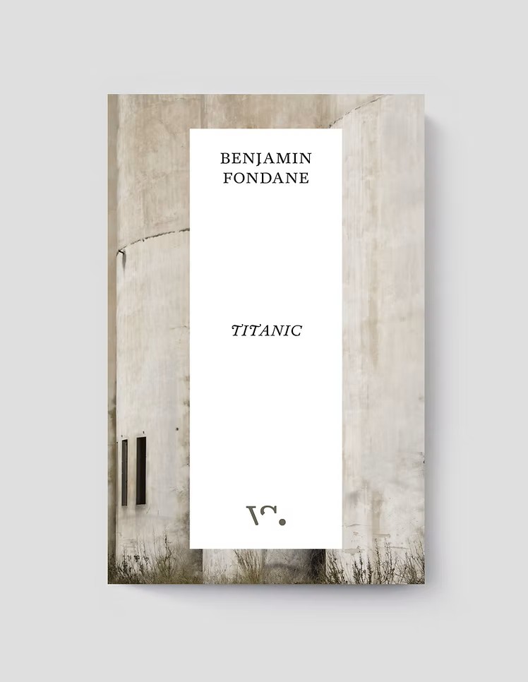 Titanic Capa de livro cinzenta com texto Benjamin Fondane Titanic