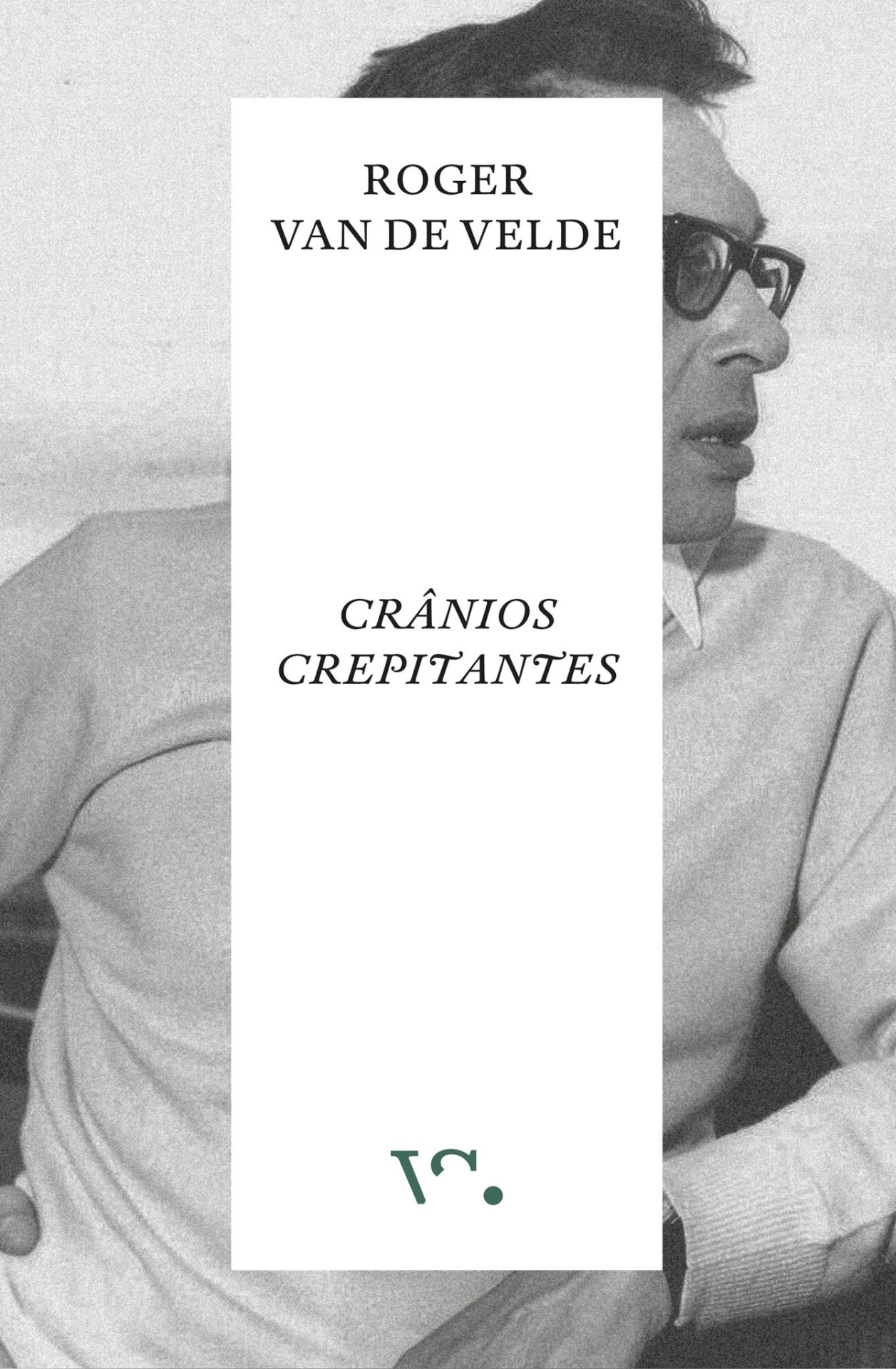 Crânios Crepitantes Homem de perfil com óculos e camisola clara com texto central em branco