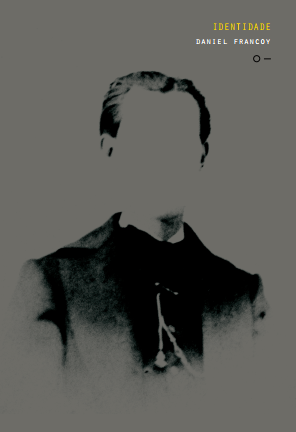 Identidade Capa de livro com fundo cinzento e texto IDENTIDADE DANIEL FRANCOY