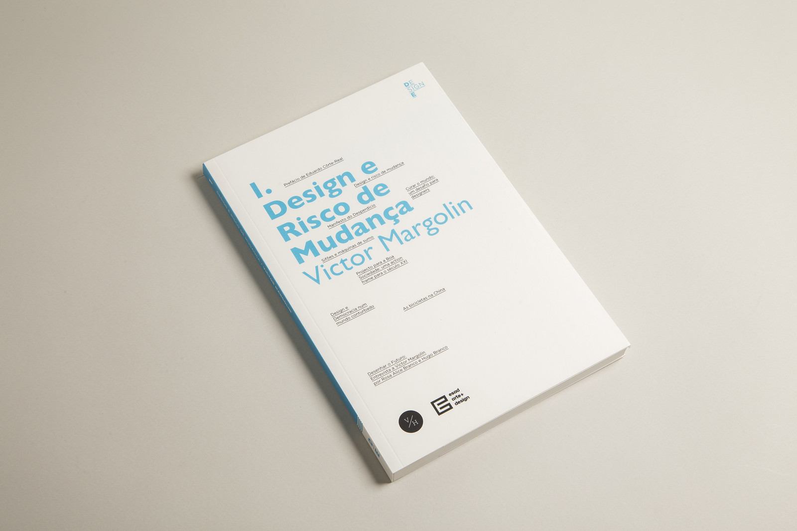 Design e Risco de Mudança Livro Design e Risco de Mudança com capa branca sobre superfície cinza