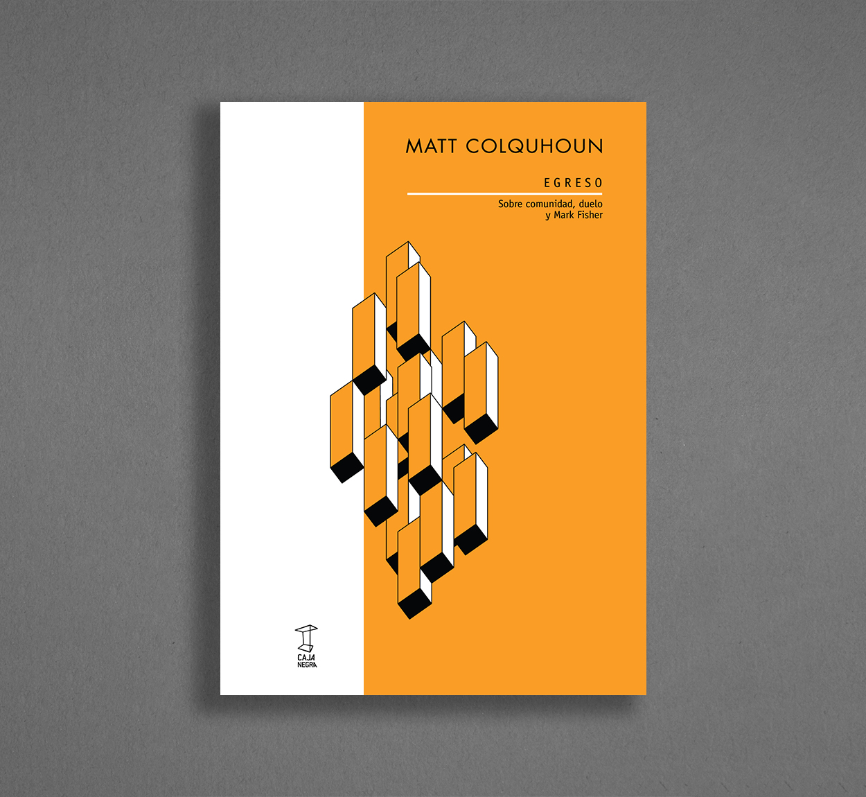 Egreso Capa de livro com design geométrico branco, laranja e preto e texto em preto sobre fundo branco e laranja.