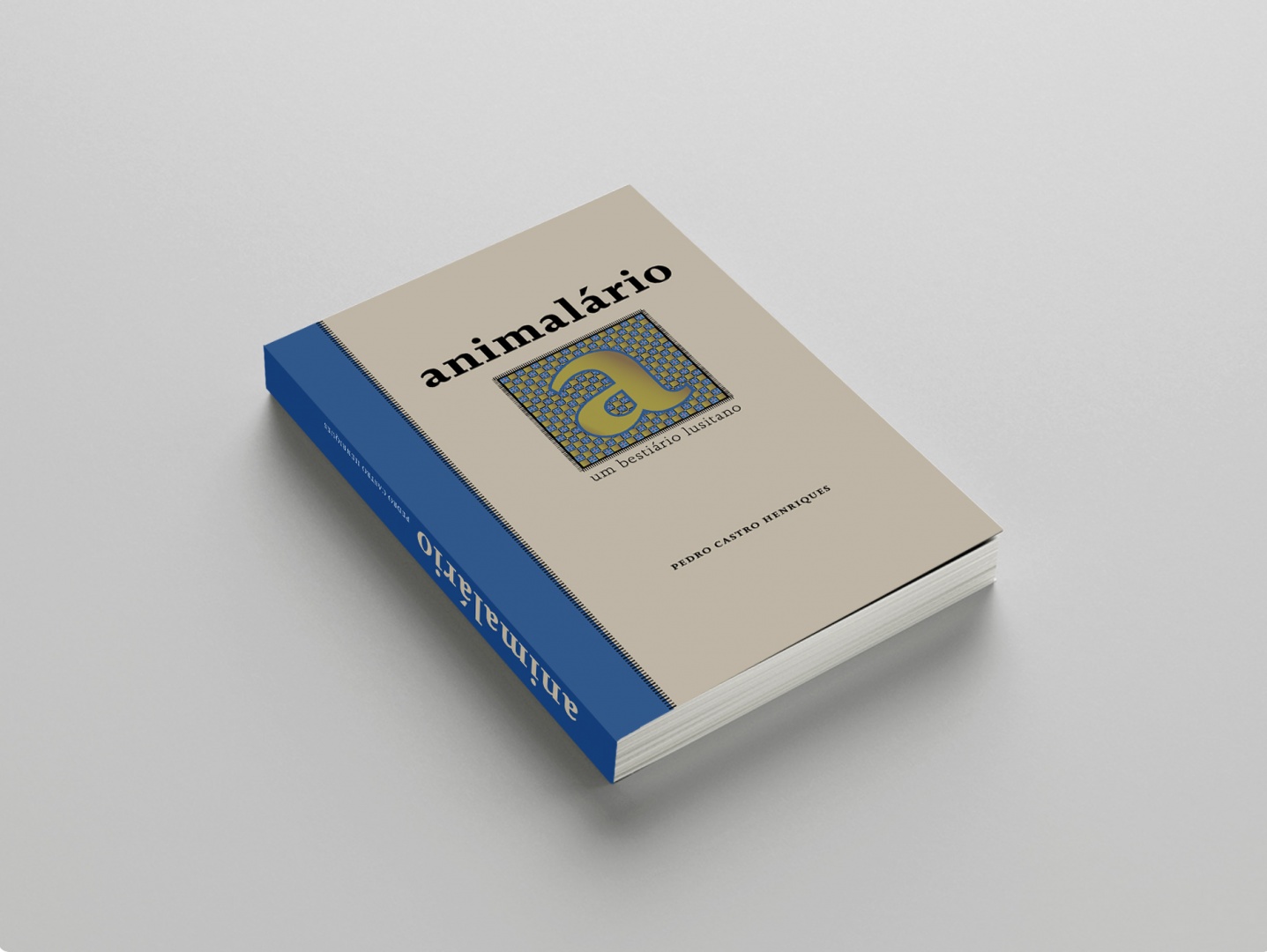 Animalário - um bestiário lusitano Livro animalário com capa bege e azul sobre fundo cinzento
