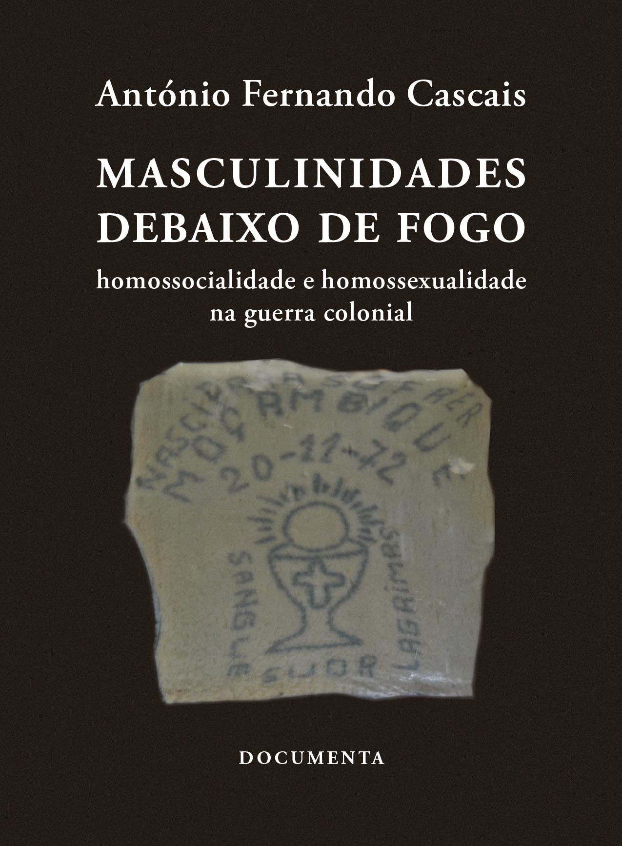 Masculinidades Debaixo de Fogo — Homossocialidade e Homossexualidade na Guerra Colonial Capa de livro com título e fragmento de cerâmica com texto manuscrito e desenho