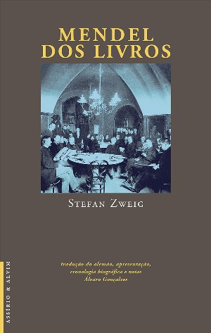 Mendel dos Livros Capa do livro 'Mendel dos Livros' de Stefan Zweig com pessoas em volta de mesa sob lustre